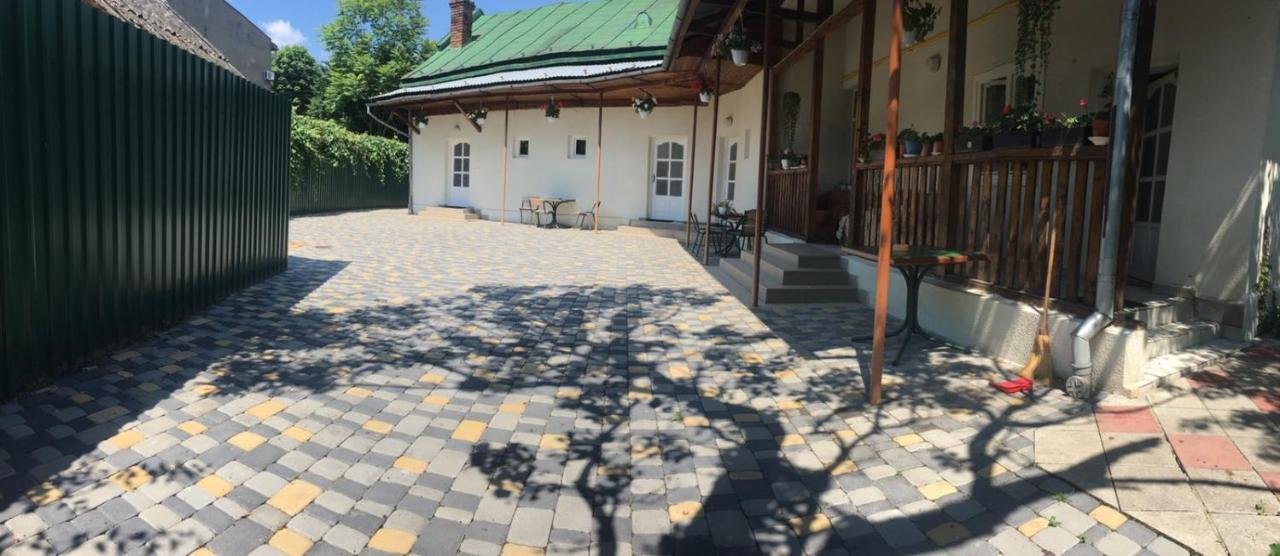 Gelena Гостьовий Двір Oujhorod Extérieur photo